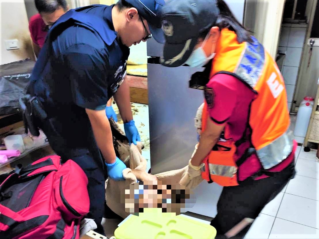 在家跌倒受困數時　北鎮警消合力穿越狹窄雜物堆救援