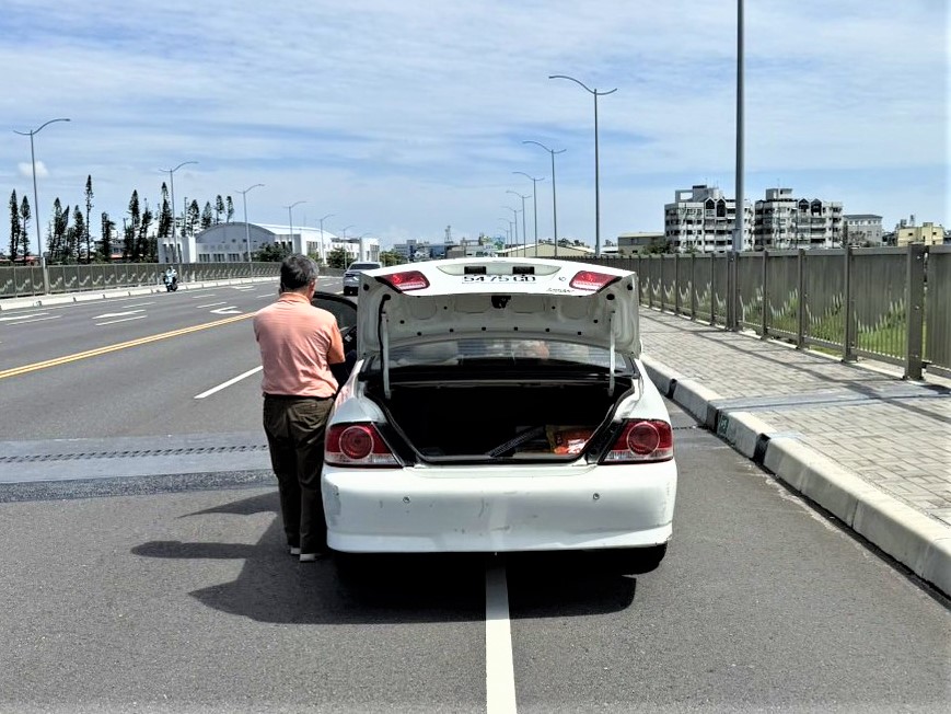 車輛拋錨軍輝橋　興安警合力推車百米化解路障