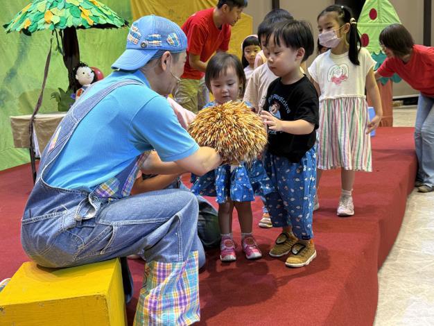 傳授正向育兒觀  竹縣府攜手九歌劇團打造《擁抱》故事劇場