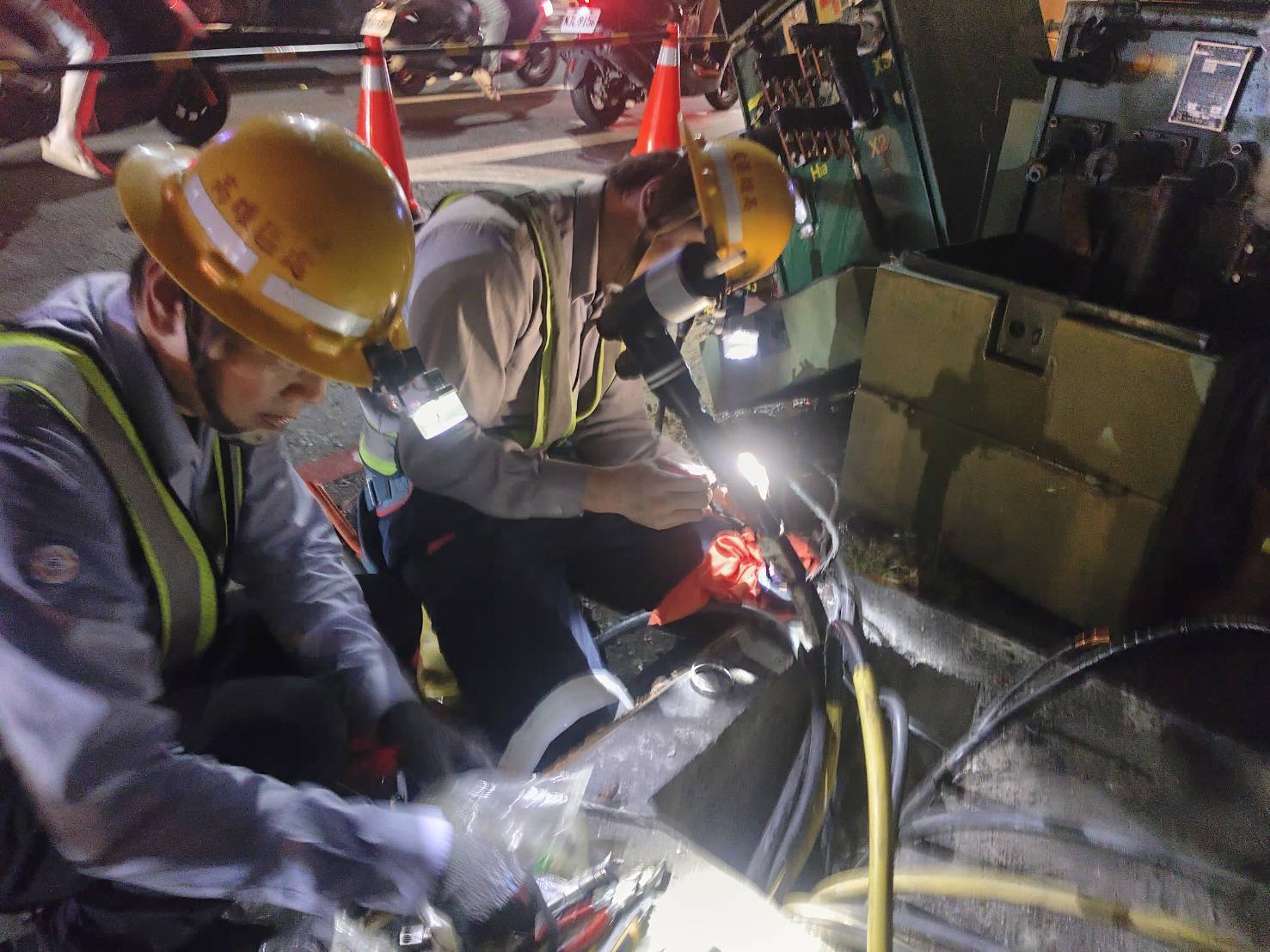 車禍造成三多二路以北一帶600戶停電 台電高雄區處加派人力進行搶修 車禍造成三多二路以北一帶600戶停電 台電高雄區處加派人力進行搶修