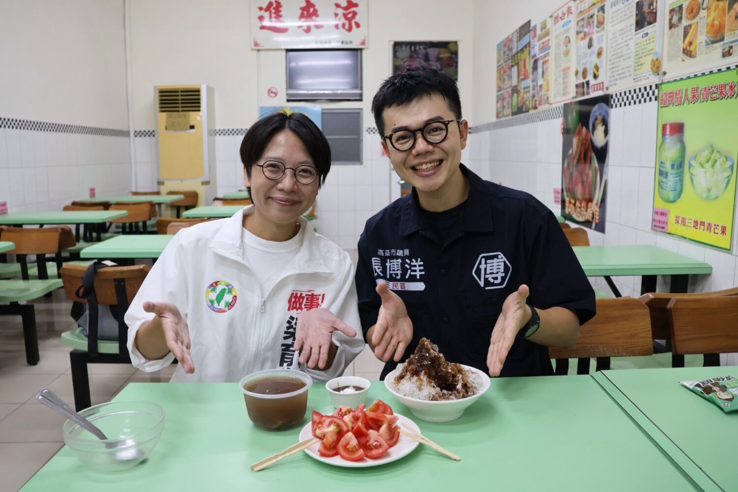 梁育慈邀屏東子弟張博洋大啖美食推廣小吃 聯手掃街拜票 梁育慈邀屏東子弟張博洋大啖美食推廣小吃 聯手掃街拜票