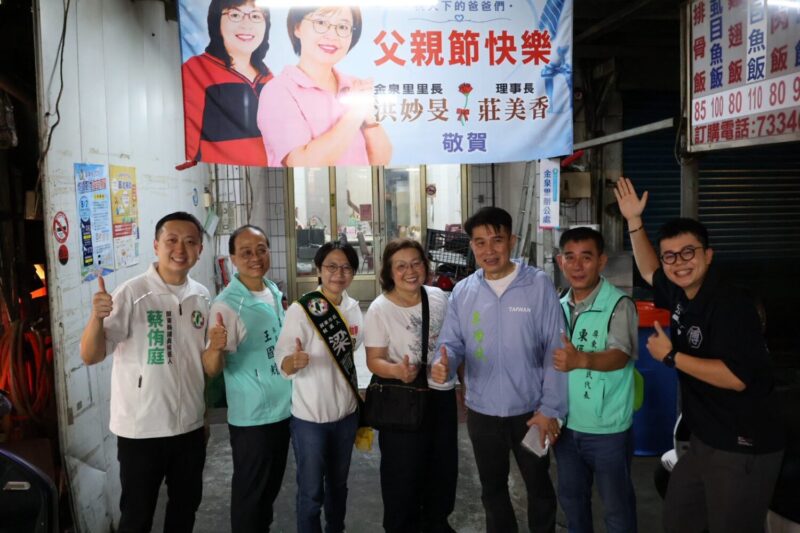 梁育慈邀屏東子弟張博洋大啖美食推廣小吃 聯手掃街拜票