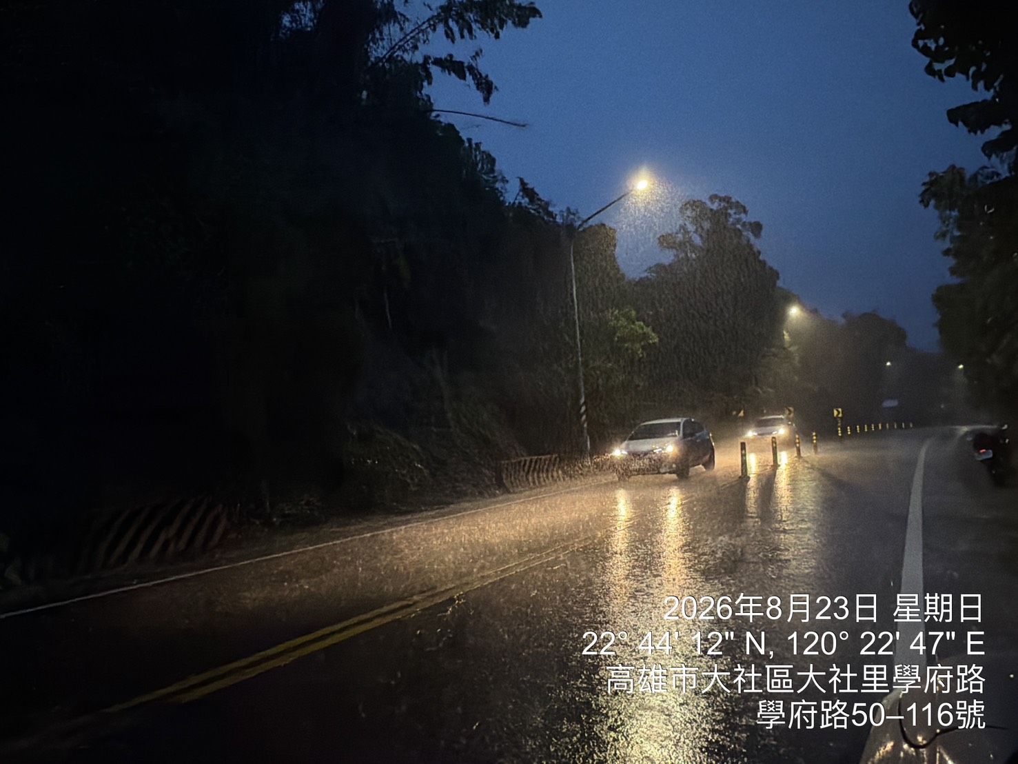 大樹區186甲學府路土石滑落阻路 高市工務局道工處已搶修通行