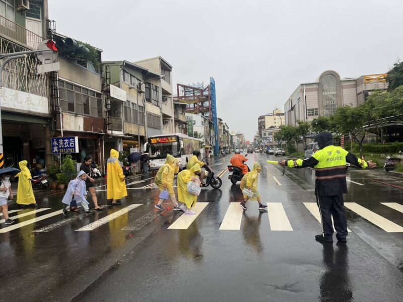 迎開學首日！南市警六分局啟動「護童專案」守護校園安全
