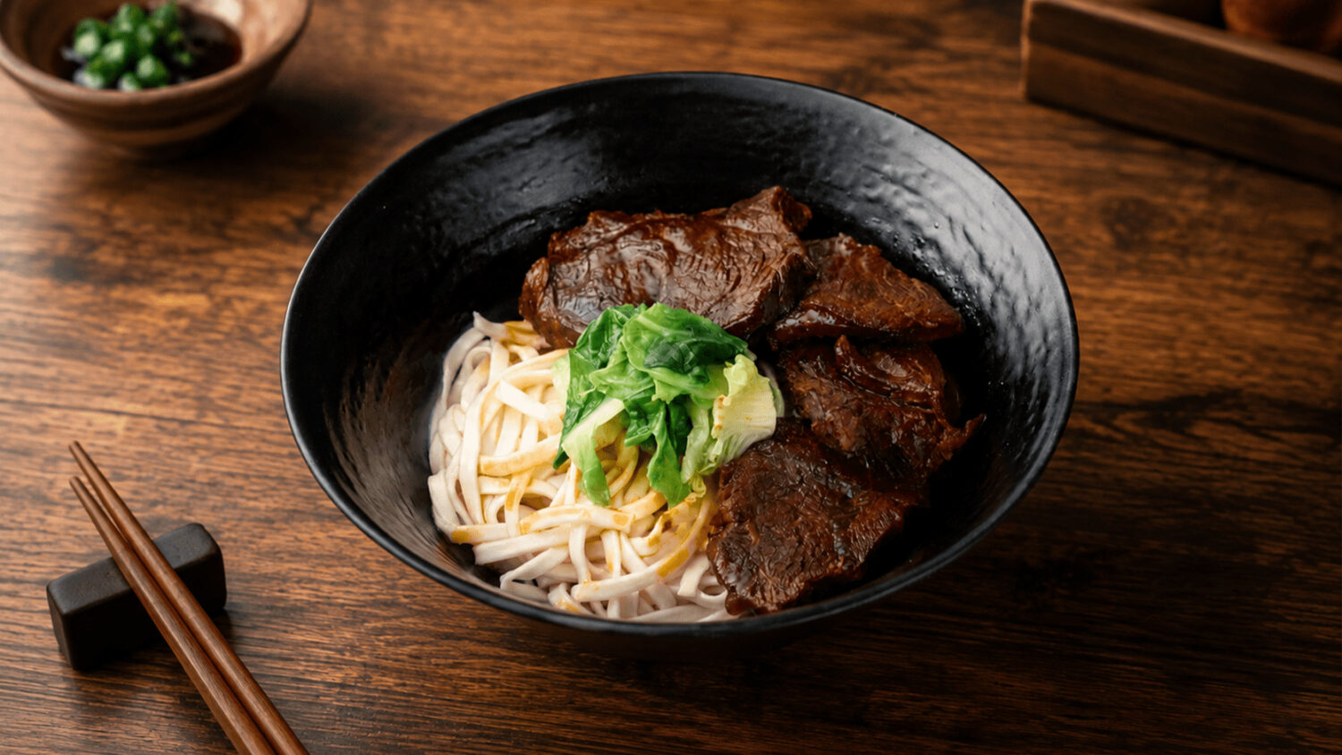 【鎮店靈魂美味】東引小吃店招牌「牛肉乾麵」，特製獨門醬汁與香氣四溢的牛油完美巴附在 Q 彈麵條上，搭配軟嫩透味的厚切牛腱肉，交織出令國內外觀光客驚豔的濃郁層次。