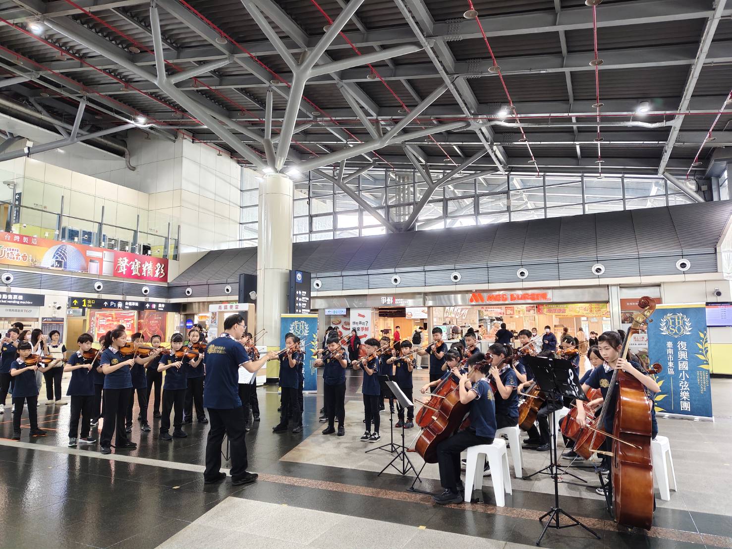 高鐵台南站變身音樂廳！學童快閃演奏　旅客候車秒變音樂時光
