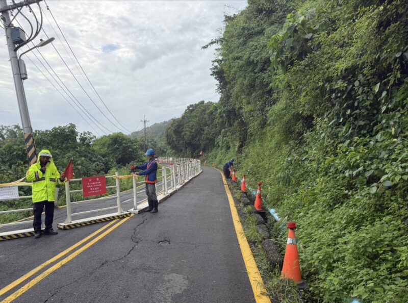 高市鼓山柴山大路下邊坡滑動路面損壞 施工封閉