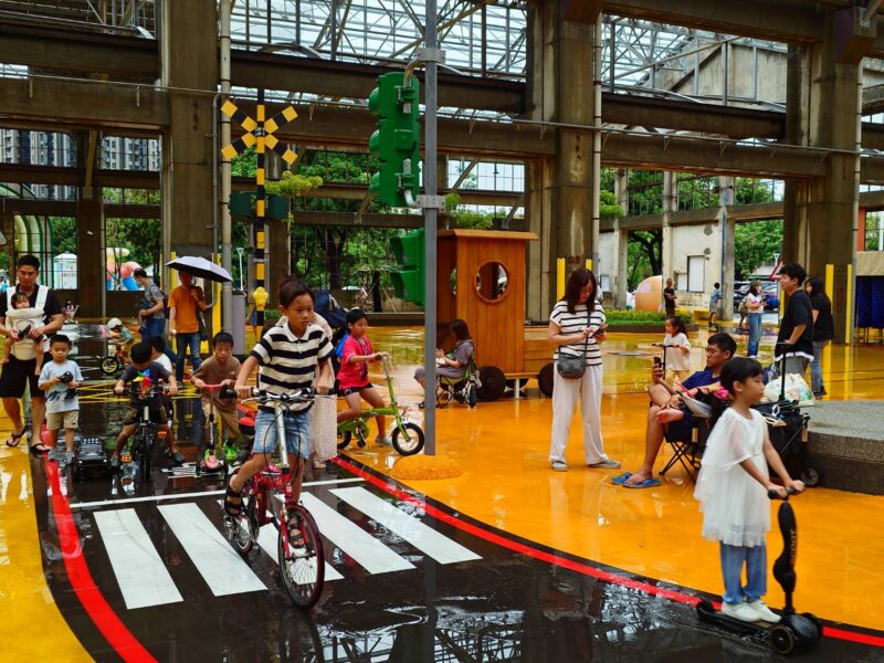 高雄親子遊樂園區今日湧入1.8萬人次 外縣市遊客占4成 不受雨勢影響