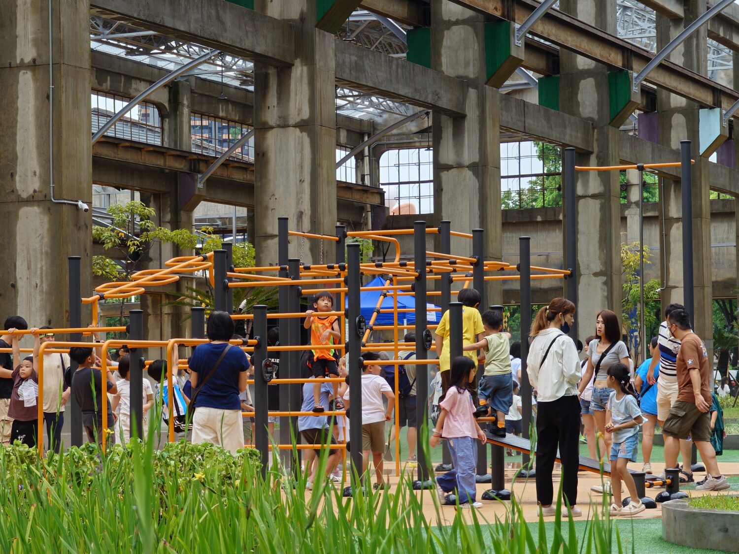 高雄親子遊樂園區今日湧入1.8萬人次 外縣市遊客占4成 不受雨勢影響