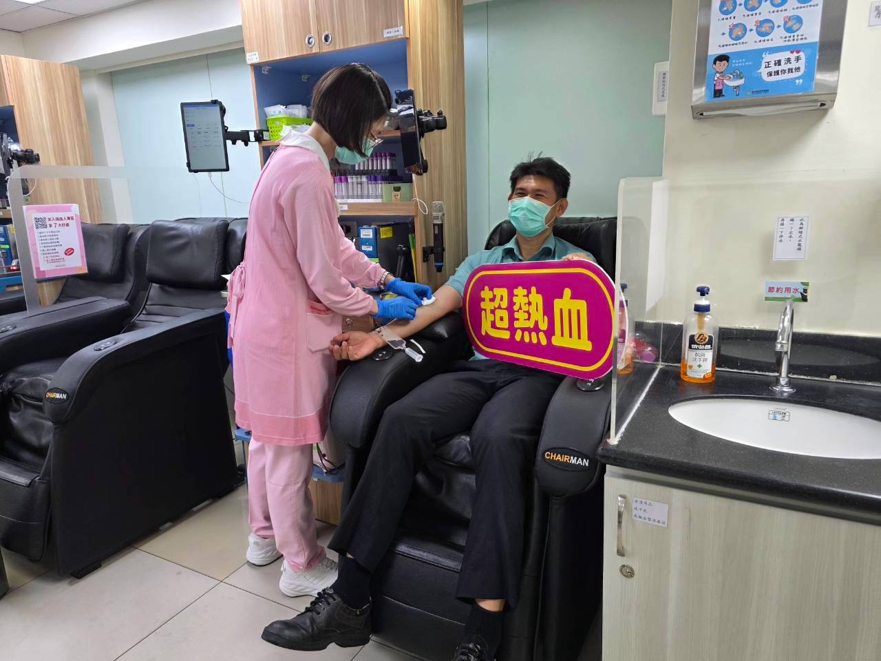 「捐熱血 郵愛心」高雄郵局聯合前金捐血室號召民眾挽袖助人 「捐熱血 郵愛心」高雄郵局聯合前金捐血室號召民眾挽袖助人