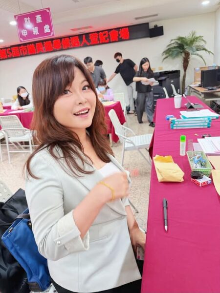 陳美雅今天正式完成高雄市議員連任登記