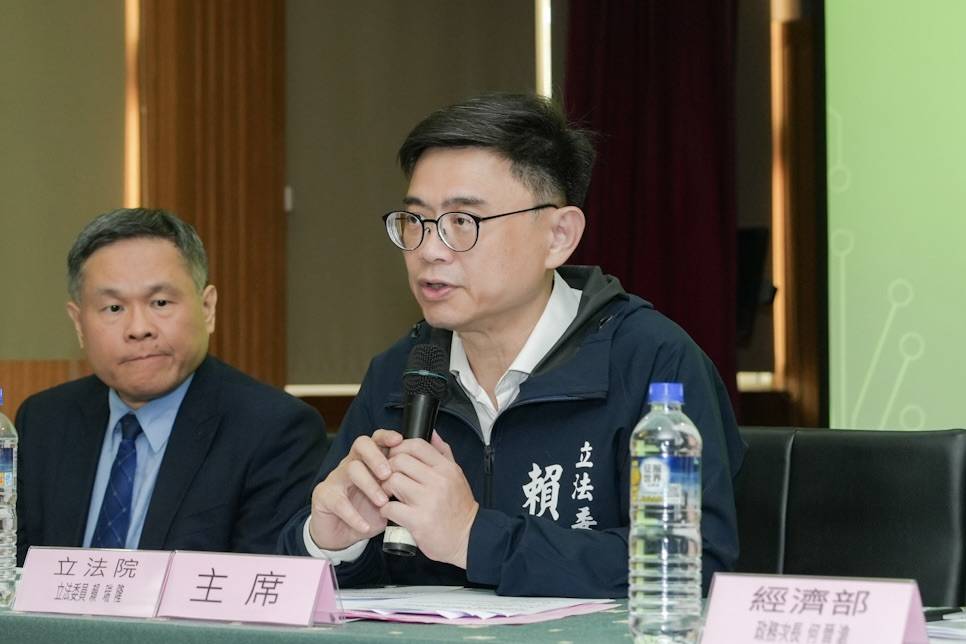 賴瑞隆為石化業發聲 提「四大策略」打造傳產是護國群山! 賴瑞隆為石化業發聲 提「四大策略」打造傳產是護國群山!