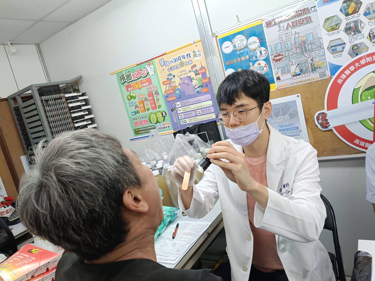 高市衛生局呼籲家長戒檳做榜樣 口腔篩檢是父親節最棒禮物 高市衛生局呼籲家長戒檳做榜樣 口腔篩檢是父親節最棒禮物