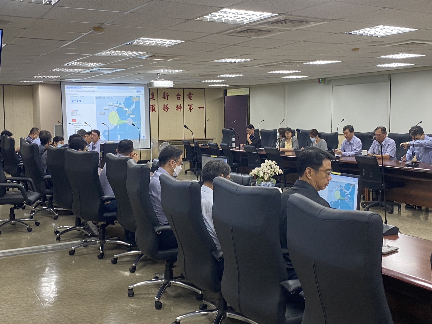 白海豚颱風逼近!台電台南區處超前部署 低窪變電所架防水閘門防淹水 白海豚颱風逼近!台電台南區處超前部署 低窪變電所架防水閘門防淹水