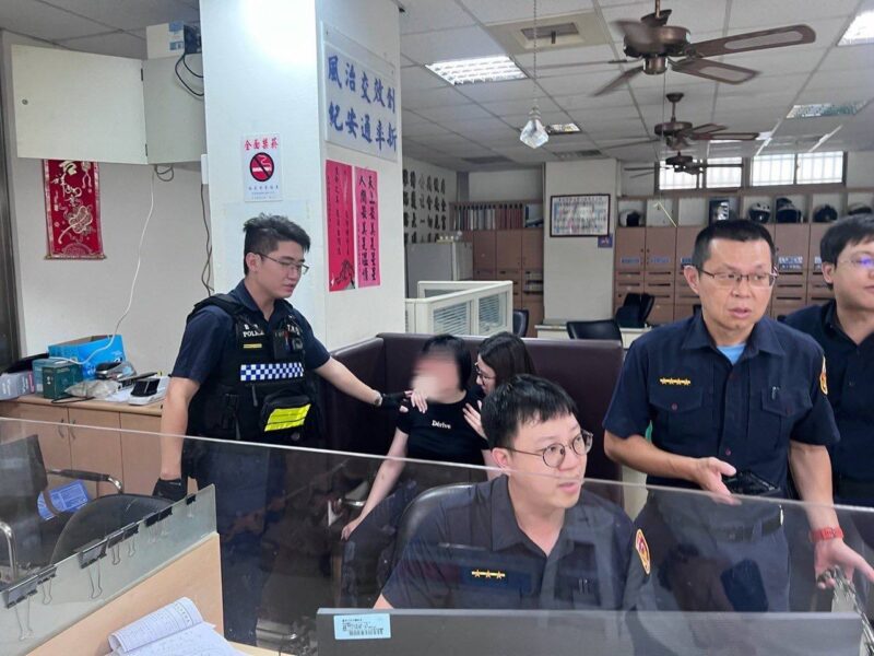 女子走入車流欲輕生　歸仁警即時攔阻暖心陪伴成功挽回一命