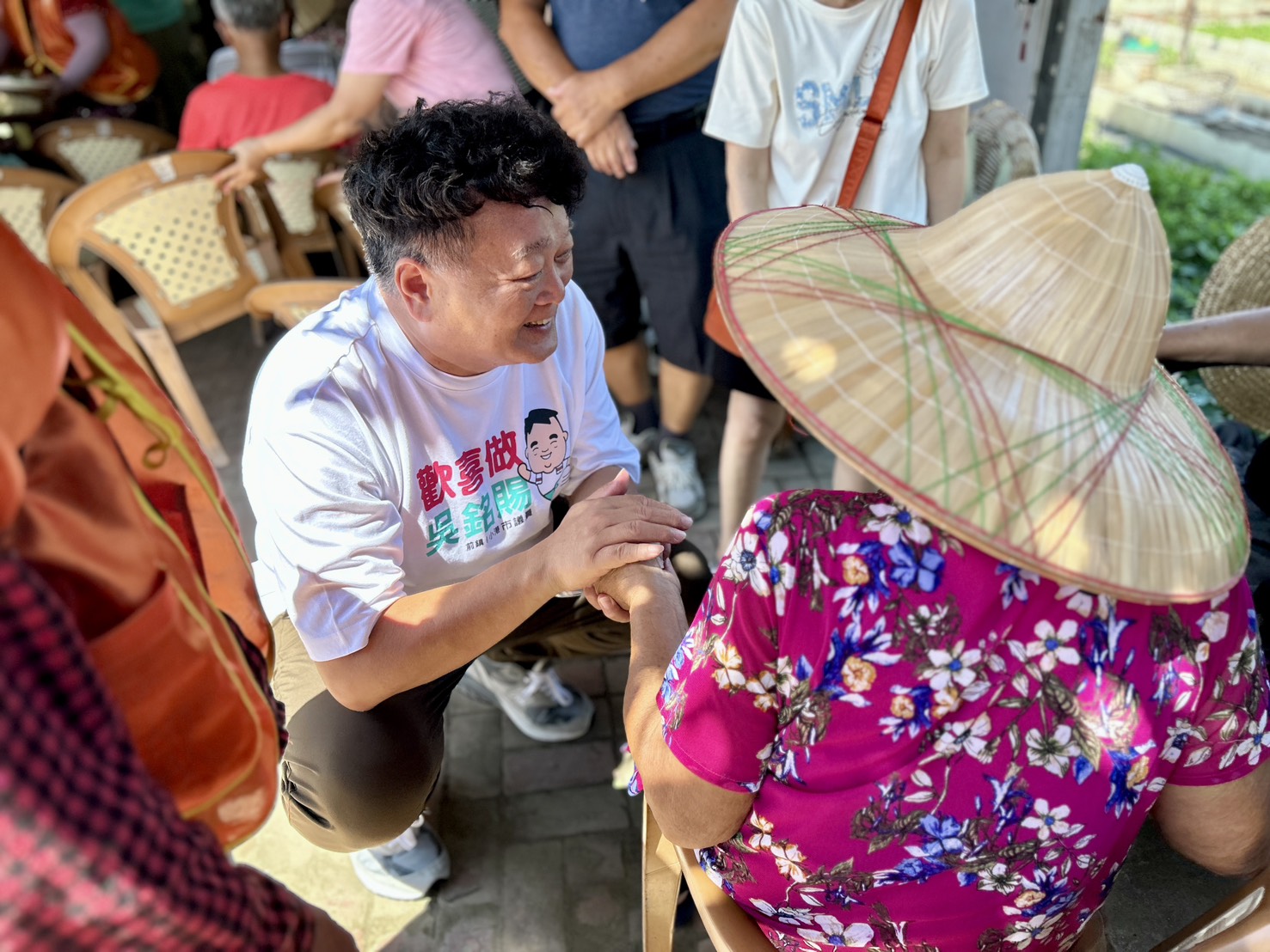 菜園仔歡喜慶生，吳銘賜祝壽星們身體健康！