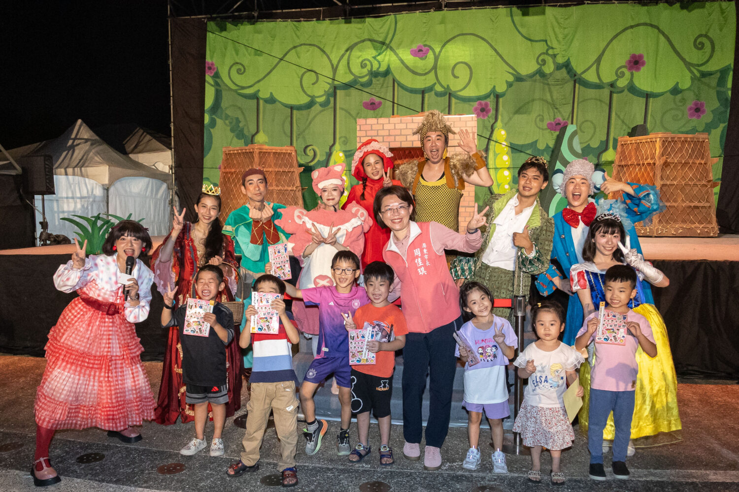 屏東市公所親子劇場《大野狼拯救小紅帽》2,000人共遊童話冒險 氣氛熱絡 屏東市公所親子劇場《大野狼拯救小紅帽》2,000人共遊童話冒險 氣氛熱絡