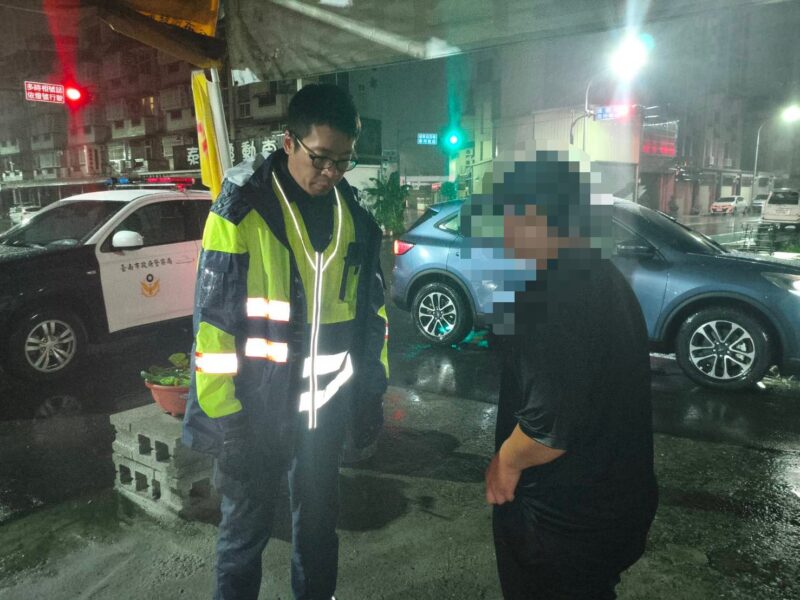 暴雨夜女子突離家失聯　永康警「退勤不退班」冒雨尋人救回