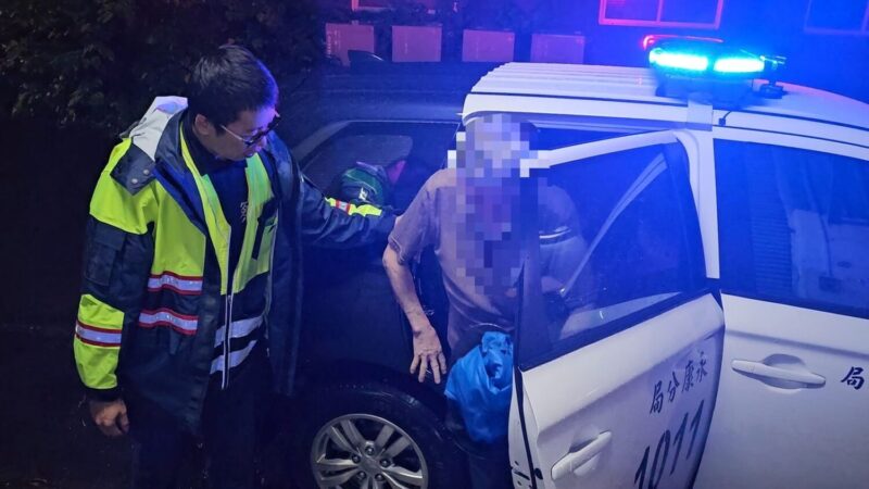 七旬翁深夜雨中等鐵甲武士  永康警化身心靈導師秒安撫