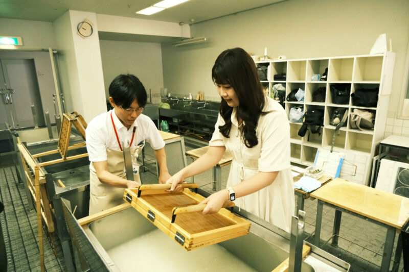 高市青年局推動台日「雙美濃」紙藝交融！ 高雄創生特派員赴日　直擊1300年和紙工藝