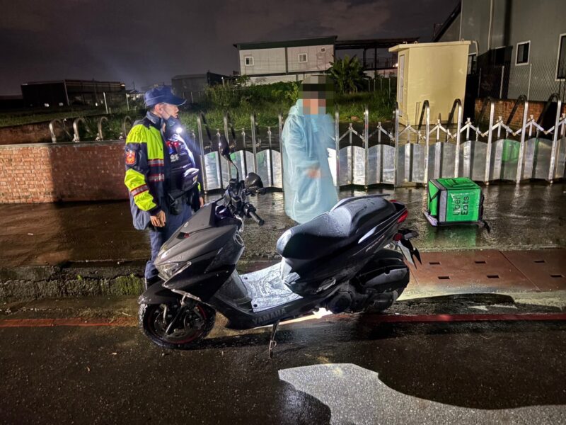 深夜雨天視線差！重機摔落水溝林園警民合力抬車