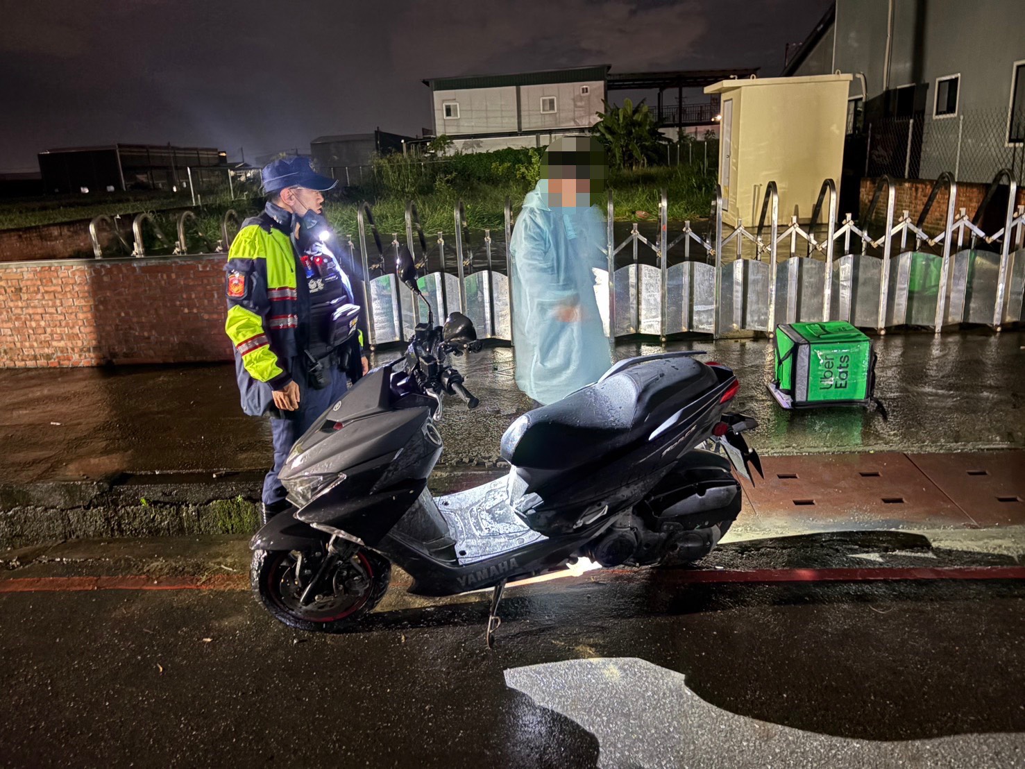 深夜雨天視線差！重機摔落水溝林園警民合力抬車
