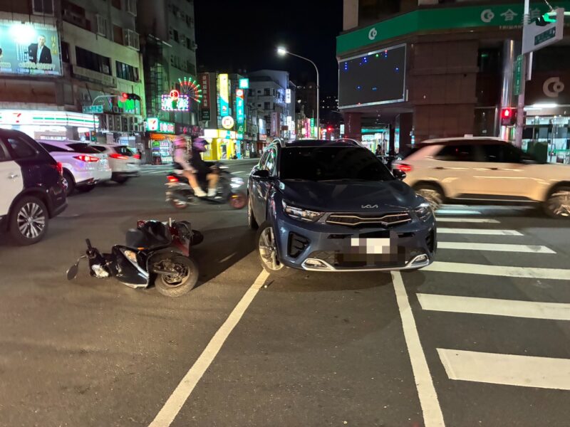 七賢自立路口轉彎釀禍！自小客迴轉撞擊直行機車女騎士送醫