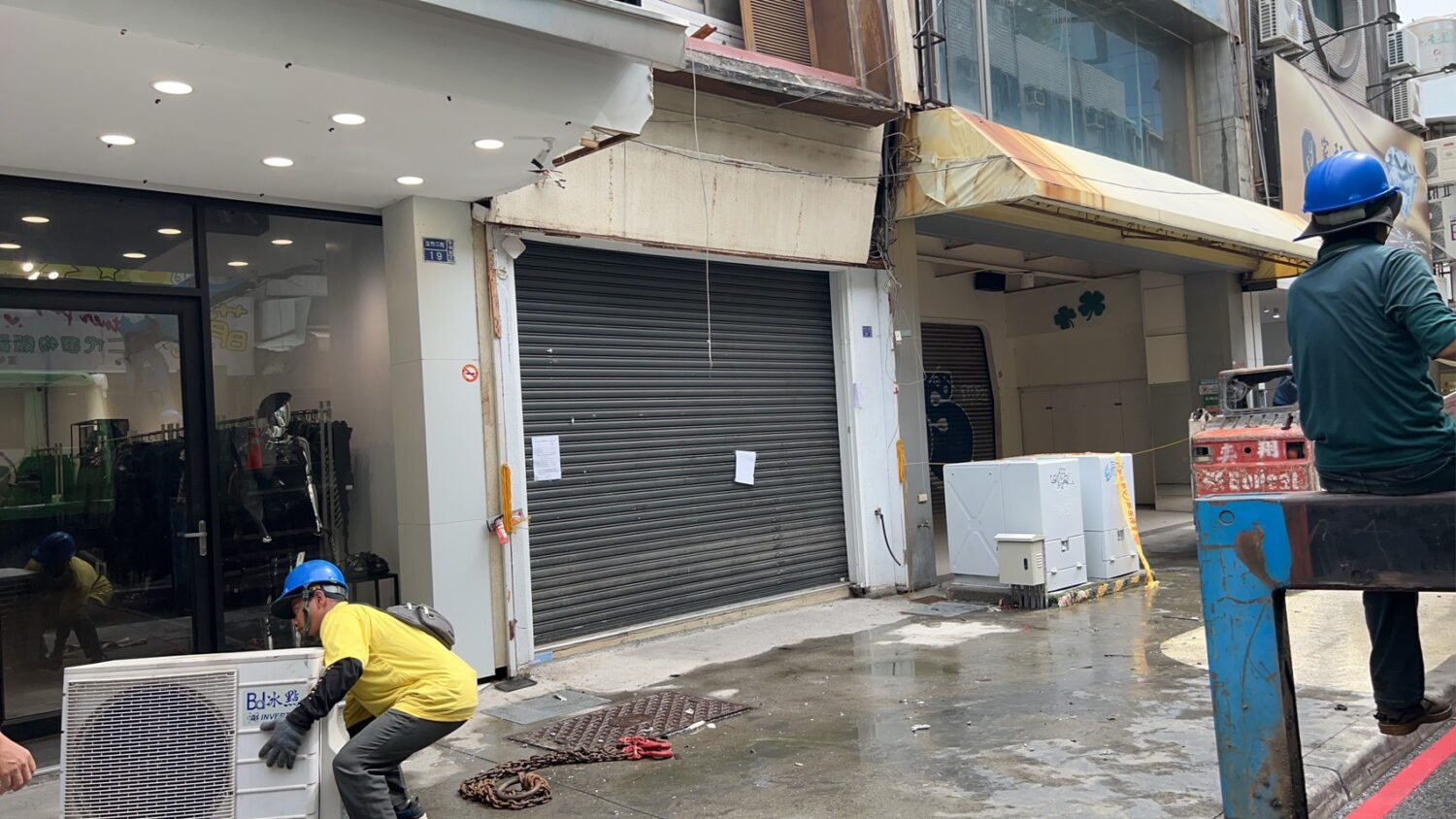 高市玉竹商圈遮雨棚因連日大雨掉落 工務局派員排除 高市玉竹商圈遮雨棚因連日大雨掉落 工務局派員排除