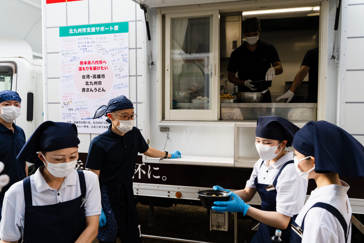 高雄、北九州再度合作援助熊本 烏龍麵餐車前進災區送熱食 高雄、北九州再度合作援助熊本 烏龍麵餐車前進災區送熱食