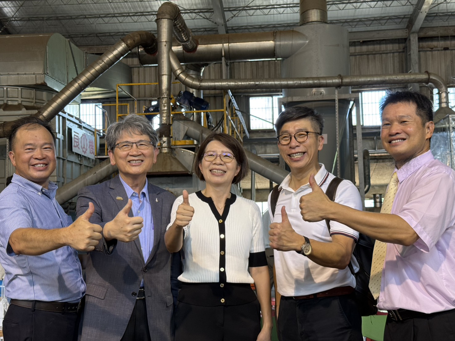 鍾佳濱考察循環原料飼料工廠，與農政單位、養豬業者交流座談尋解方