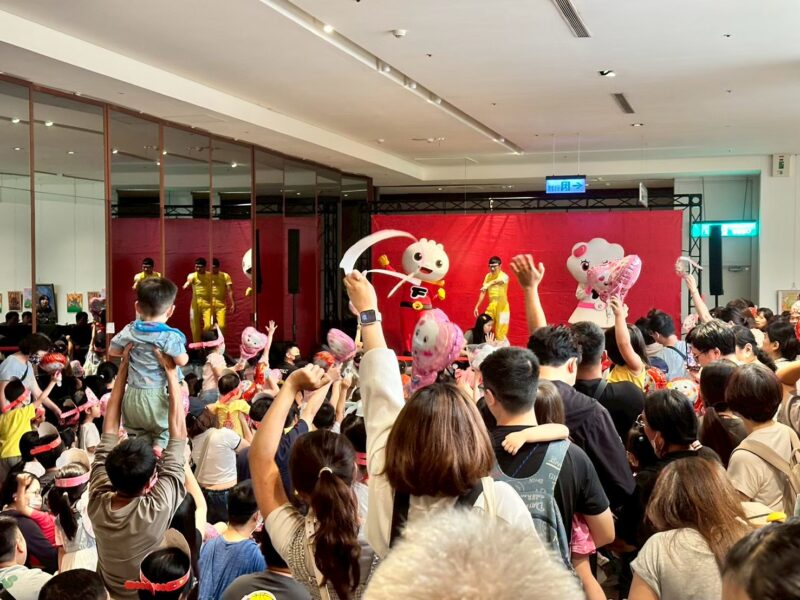 ▲暑假親子活動吸引大小朋友熱情參與，享受充滿趣味的親子時光。（圖/新光三越高雄左營店提供）