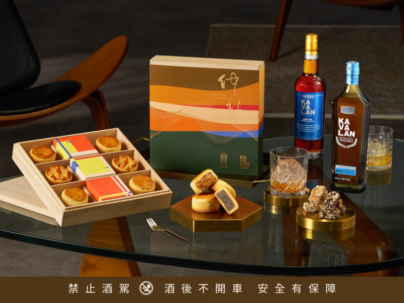 ▲舊振南呈獻「酒釀蘋果」與「梨香寒天」兩款微醺大人系月餅，展現台灣風土與職人工藝交織而成的風味美學。（圖/舊振南提供）