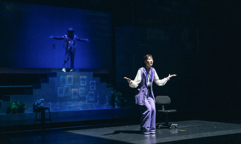 ▲曾珮瑜（右）與叉燒在《都更男女》精彩演出。（圖/金星文創提供）