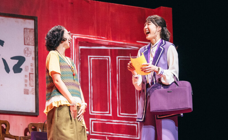 ▲曾珮瑜（右）與王意萱在《都更男女》精彩演出。（圖/金星文創提供）