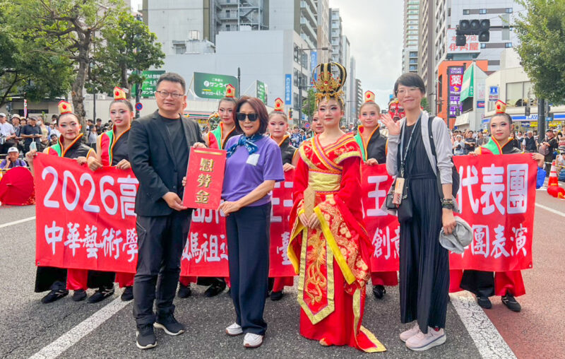 ▲康議長帶領多位議員（鄭孟洳議員、湯詠瑜議員、蔡金晏議員、白喬茵議員、黃飛鳳議員及郭建盟議員）至表演現場為同學加油打氣，並致贈慰問金。（圖/中華藝校提供）