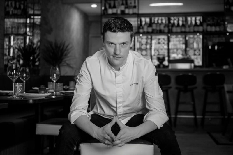 ▲法國主廚 Louis Pacquelin 首次來台，是法國傳奇名廚 Alain Ducasse 的得意門徒，練就扎實的醬汁功底與細緻廚藝，打造獨具一格的「法式趣味餐飲」，頗受年輕食客喜愛。（圖/高雄洲際酒店提供）