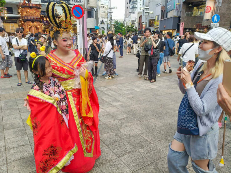 ▲現場民眾與中華藝校同學合影留念。(圖/中華藝校提供)