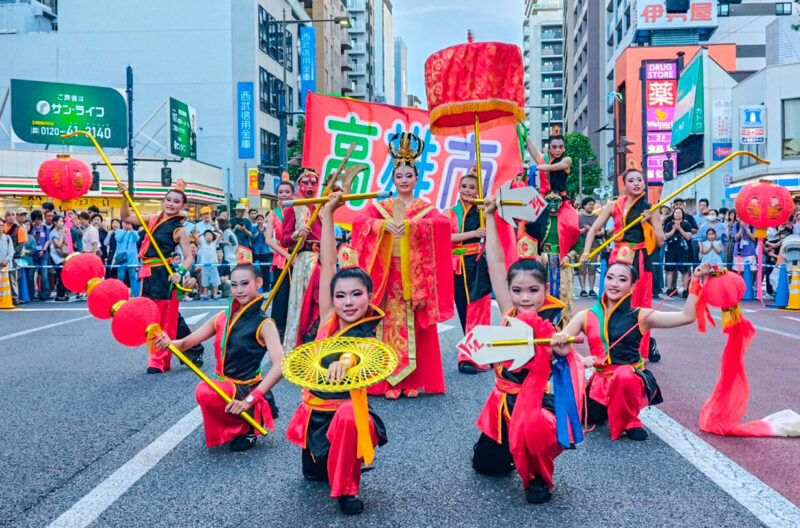 ▲中華藝校「華藝民俗舞團」以《媽祖巡安・臺日共好》為題，以臺灣民間信仰中深具代表性的媽祖巡安祈福文化，融合傳統信仰、民俗藝陣與現代舞台語彙。（圖/中華藝校提供）