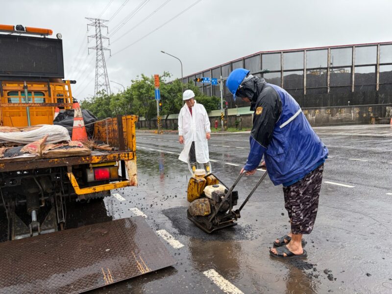 連日大雨導致貨櫃車專用道破損  工務局長巡視修補進度