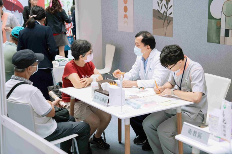 ▲中醫師現場提供一對一健康諮詢，依個人體質給予專業保健建議。（圖/馬光中醫提供）