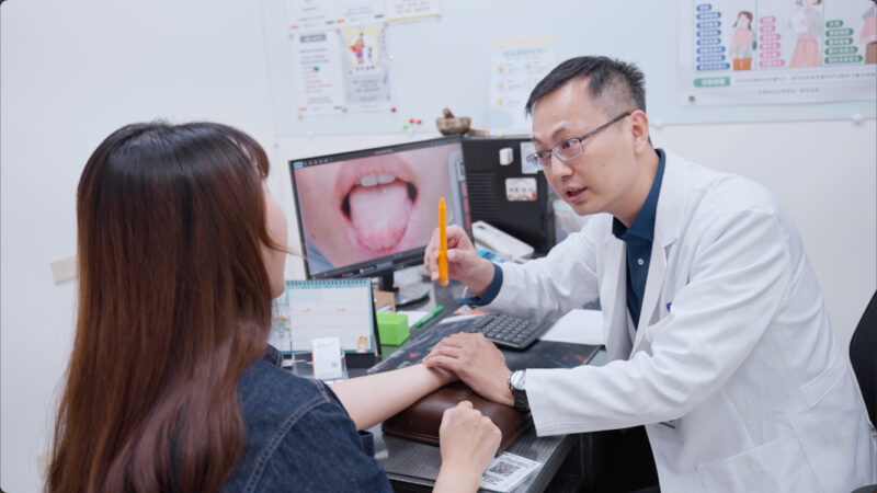 ▲馬光醫療網於院所實際使用舌象擷取系統，AI影像辨識與自動校色技術可在10秒內還原舌象，進一步辨識7大類、40項舌象特徵。（圖/馬光中醫提供）