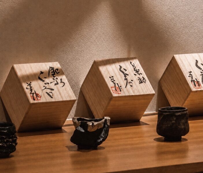 ▲餐酒會特別使用日本當代陶藝雕塑家「道川省三」聯名清酒杯呈現，以器物美學與品飲儀式感，呼應Ukai-tei Kaohsiung對頂級款待與餐桌美學的講究。（圖/THE AMNIS然一酒店提供）