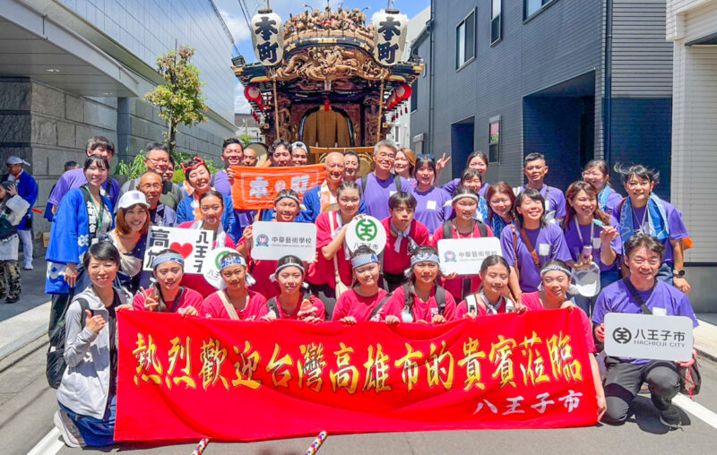 ▲高雄市李副市長、教育局長為藝校表演同學們加油打氣。(圖/中華藝校提供)