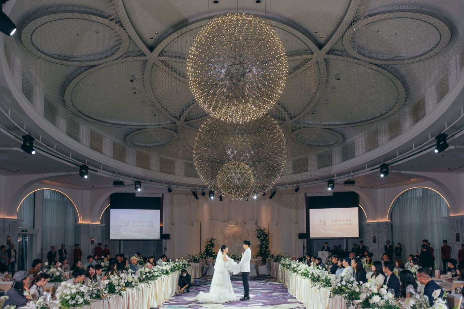 ▲高雄萬豪酒店以羅馬神話太陽神命名的「阿波羅禮堂」，可容納300位賓客，滿足中西式婚宴規劃。（圖/高雄萬豪酒店提供）