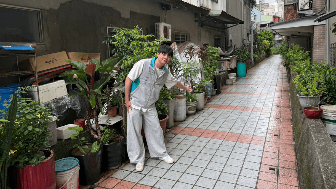 劉韋呈親自走訪海山里巷弄，檢視老舊鋪面與水溝蓋周邊磁磚，指出現行雨天易濕滑的潛在安全風險。