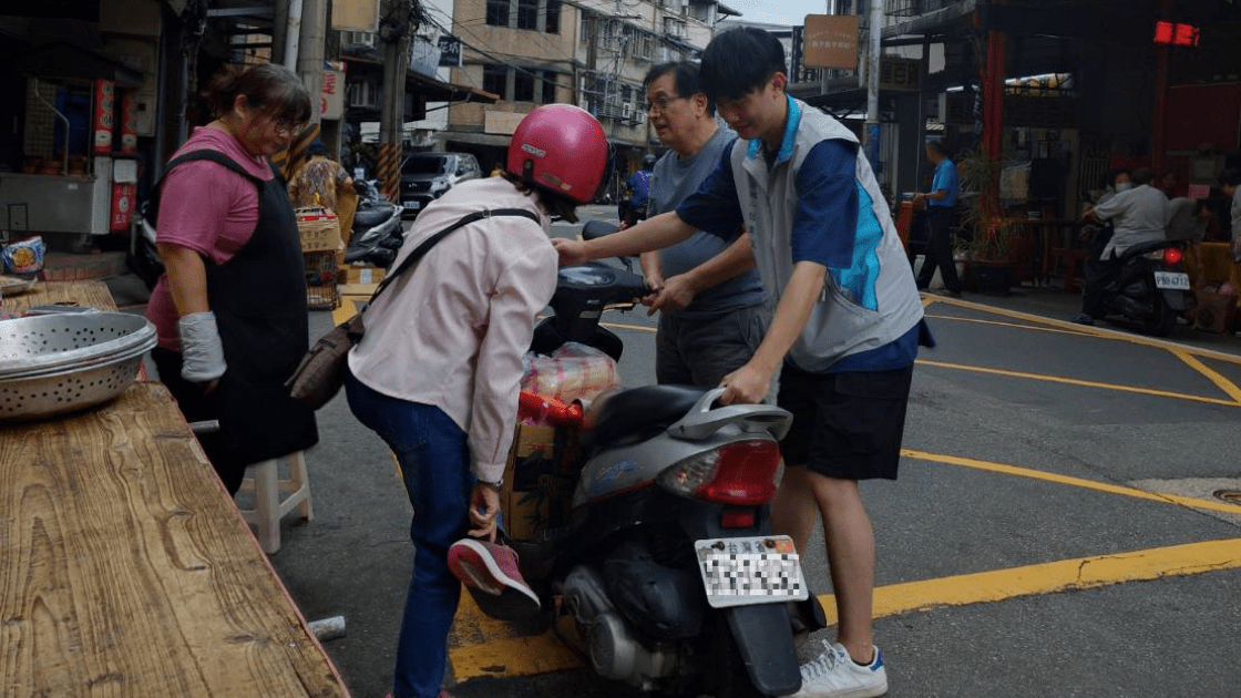 劉韋呈拜票途中目擊里民跌倒，第一時間上前扶起關懷，展現隨時伸出援手、暖心實幹的青年里長特質。