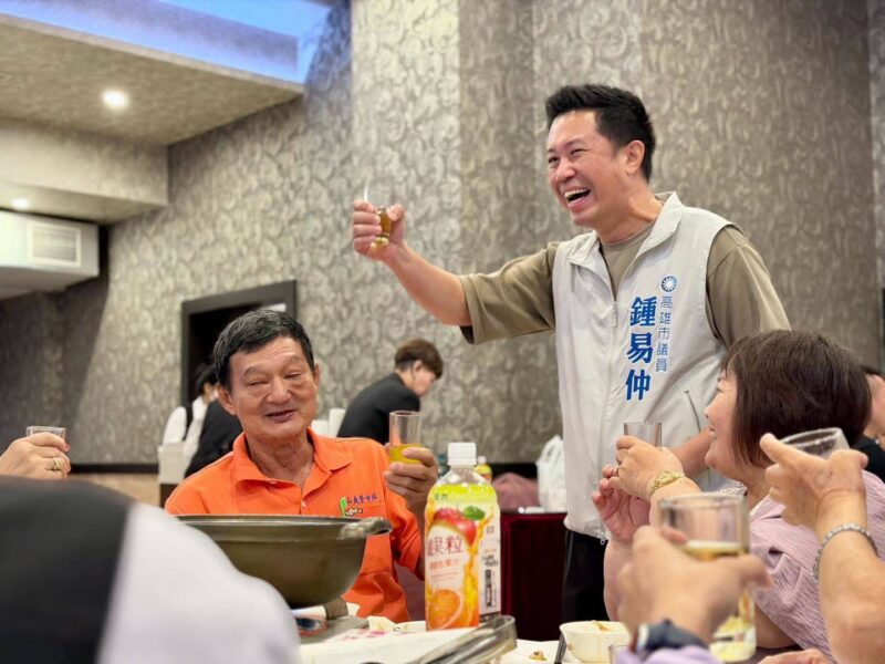 高雄市議員鍾易仲向所有辛苦守護鳳山的警察同仁致上敬意