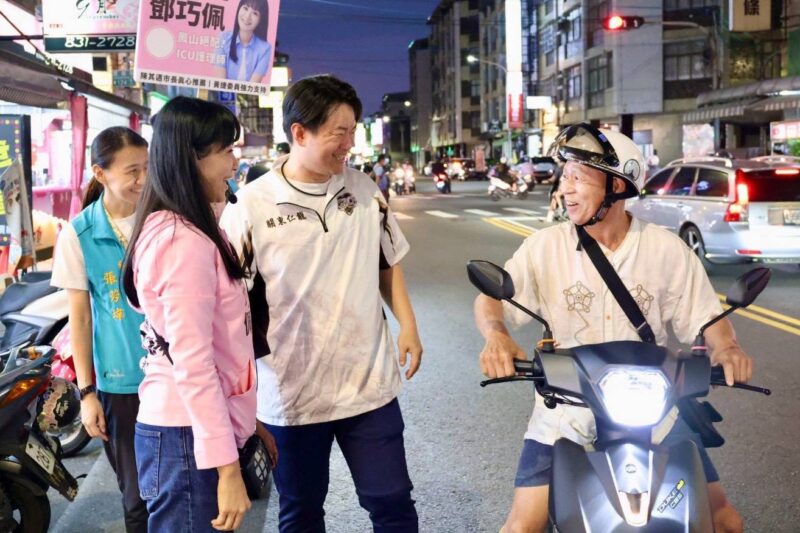 陳柏惟現身鳳山力挺「護理師」鄧巧佩　喊話鄉親支持專業新戰力 現場氣氛熱絡