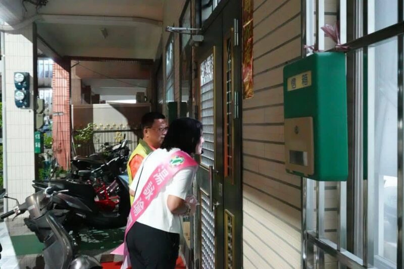 高雄市議員湯詠瑜和林豐富里長一起走進奏捷里 和民眾溫馨互動
