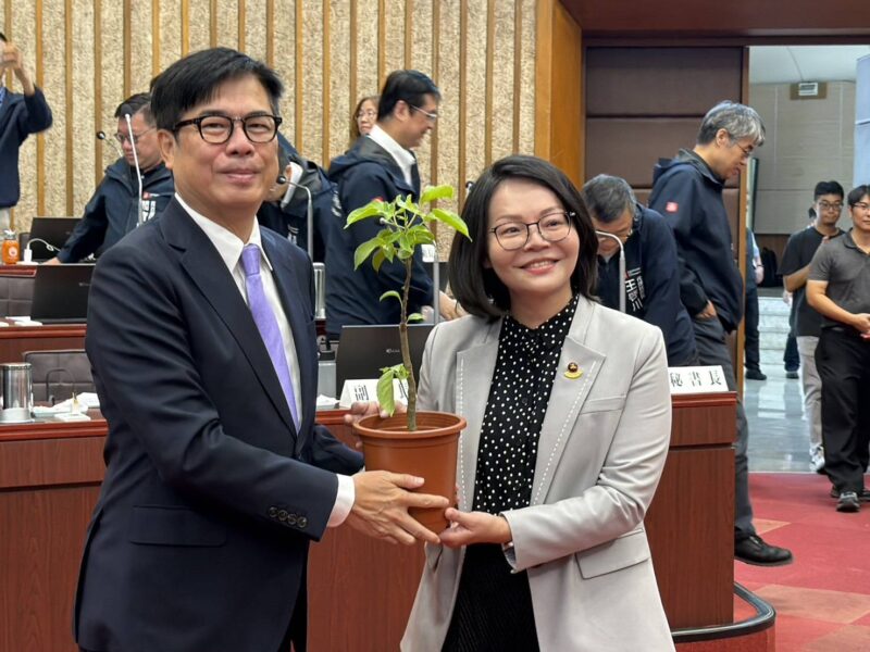 三十年磨一城！湯詠瑜贈樹陳其邁 盼高雄扎根「以人為本」永續綠廊